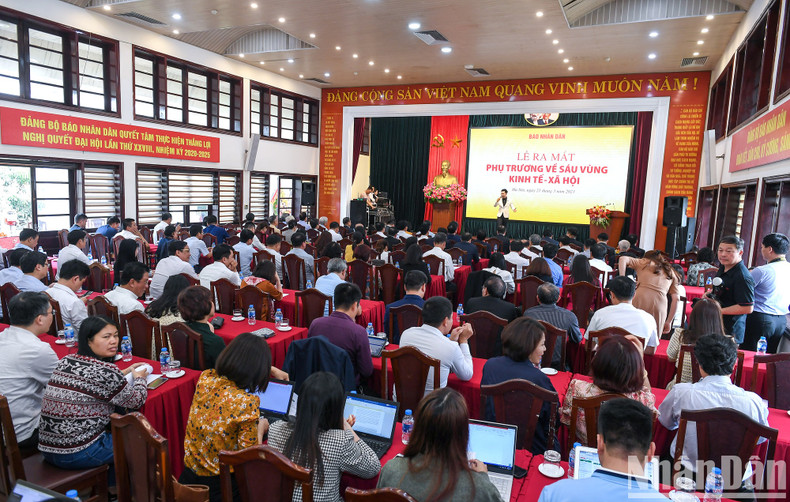 [Foto] Periódico Nhan Dan lanza subpágina sobre seis regiones socioeconómicas ảnh 1