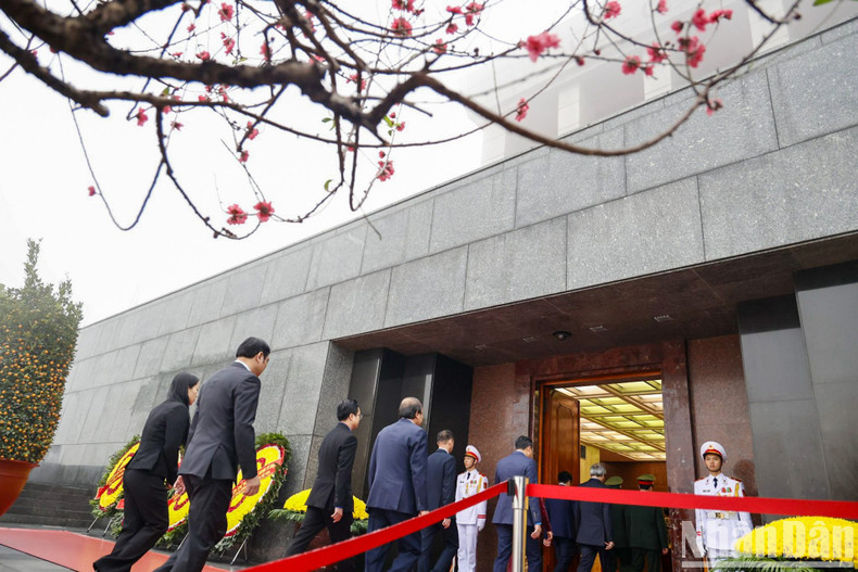 Dirigentes y exdirigentes del Partido y Estado entran al Mausoleo de Ho Chi Minh. Dirigentes y exdirigentes del Partido y Estado entran al Mausoleo de Ho Chi Minh.