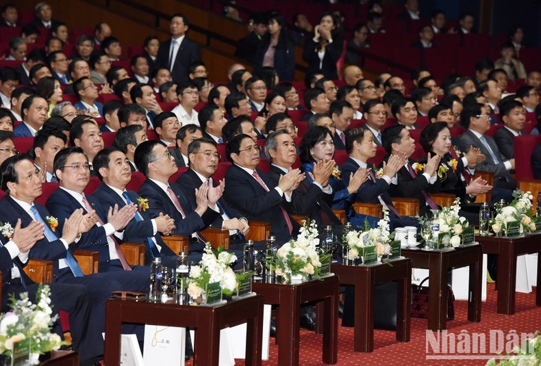 [Foto] Premier vietnamita asiste al 60 aniversario de establecimiento de Vietcombank ảnh 4