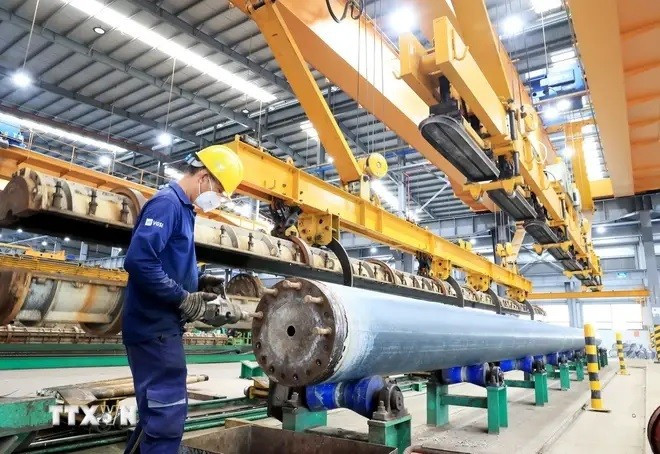 Actividades de producción en la fábrica de pilares centrífugos de hormigón de una empresa de IED en el parque industrial especializado Phu My 3, ciudad de Phu My, provincia de Ba Ria-Vung Tau. (Fotografía: VNA)
