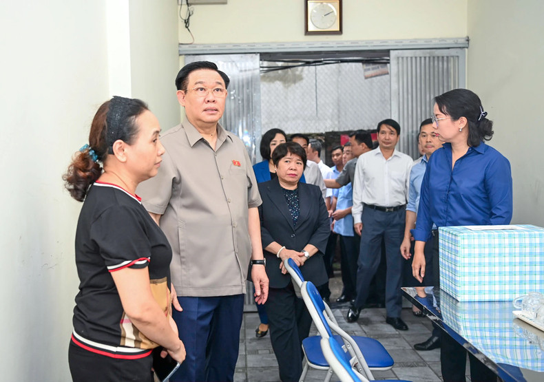 El titular legislativo visita a las familias en la zona del incidente.