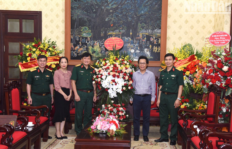 La delegación del Estado Mayor General del Ejército Popular de Vietnam visita la sede de Nhan Dan en la ocasión.