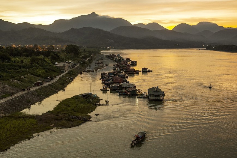 El pueblo pesquero se encuentra a orillas del río Da Giang, cerca del área debajo del puente Hoa Binh número 3, en el distrito de Thinh Lang, ciudad de Hoa Binh. El pueblo pesquero se encuentra a orillas del río Da Giang, cerca del área debajo del puente Hoa Binh número 3, en el distrito de Thinh Lang, ciudad de Hoa Binh.