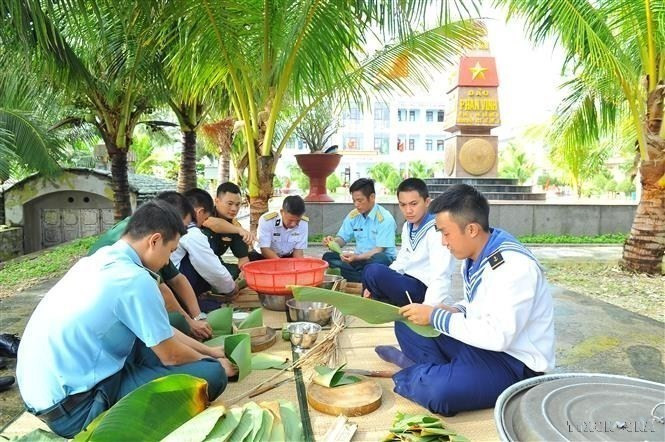 La alegría de los jóvenes soldados al envolver banh chung (pastel cuadrado de arroz glutinoso) con sus propias manos para dar la bienvenida al Tet (Nuevo Año Lunar) y la primavera a la isla de Phan Vinh, distrito insular de Truong Sa, provincia de Khanh Hoa. La alegría de los jóvenes soldados al envolver banh chung (pastel cuadrado de arroz glutinoso) con sus propias manos para dar la bienvenida al Tet (Nuevo Año Lunar) y la primavera a la isla de Phan Vinh, distrito insular de Truong Sa, provincia de Khanh Hoa.