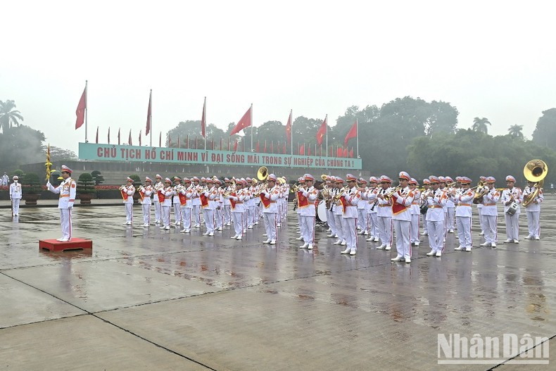 Equipo músico militar en la Plaza de Ba Dinh. Equipo músico militar en la Plaza de Ba Dinh.