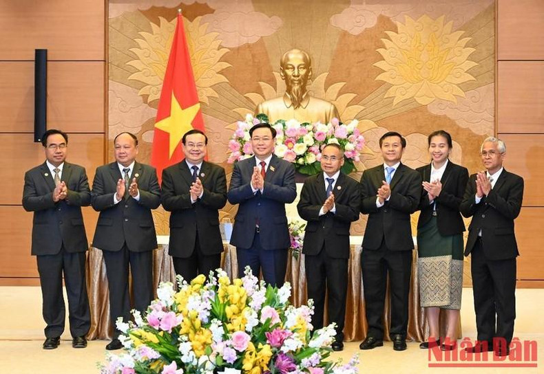 El presidente legislativo vietnamita y los delegados de la delegación de la CRE del Parlamento de Laos.