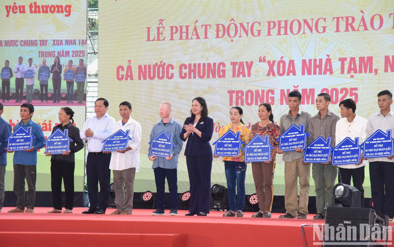 La presidenta interina Vo Thi Anh Xuan y el secretario del Comité partidista de Hoa Binh Nguyen Phi Long entrega apoyo financiero a las familias con dificultades económicas en Hoa Binh.