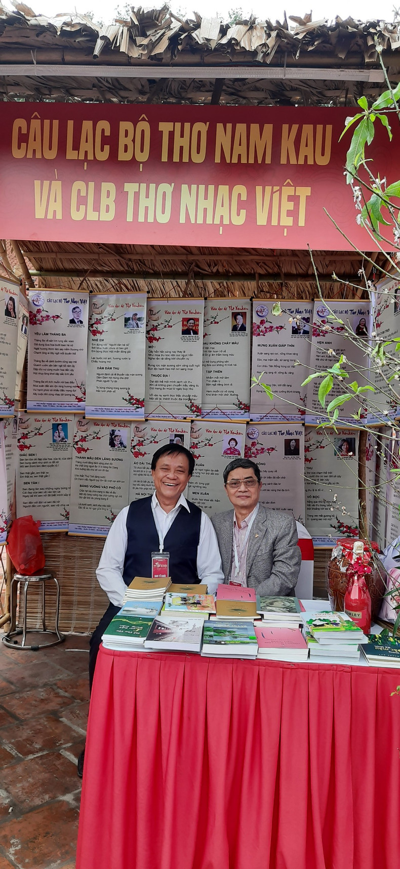 El espacio de los clubes de poesía Nam Kau y Nhac Viet.