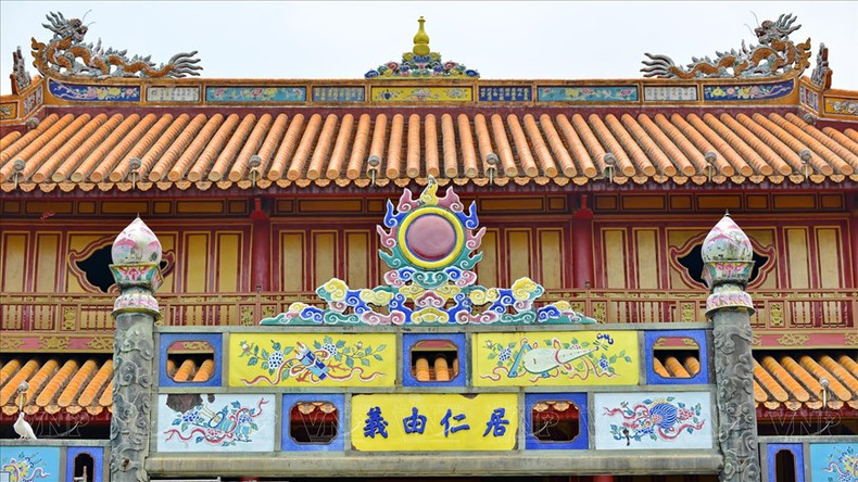 El uso de los azulejos de Dang Uyen contribuye a devolver la belleza resplandeciente y magnífica a las obras arquitectónicas de la dinastía Nguyen. El uso de los azulejos de Dang Uyen contribuye a devolver la belleza resplandeciente y magnífica a las obras arquitectónicas de la dinastía Nguyen.