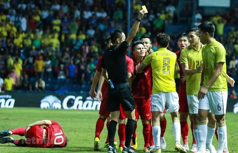 A medianos de 2019, Vietnam derrotó 1-0 a Tailandia en un partido amistoso de King’s Cup. Desde entonces, Park Hang-seo hizo que el fútbol vietnamita enfrentara a Tailandia sin sobresaltos. A medianos de 2019, Vietnam derrotó 1-0 a Tailandia en un partido amistoso de King’s Cup. Desde entonces, Park Hang-seo hizo que el fútbol vietnamita enfrentara a Tailandia sin sobresaltos.