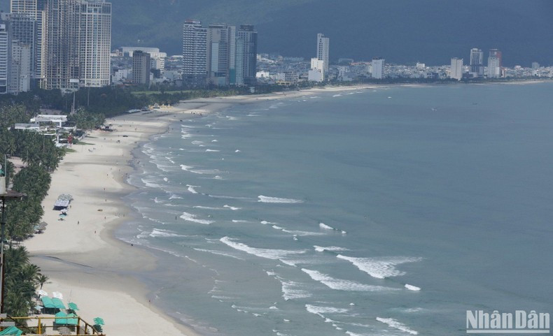 La playa de My Khe, uno de los destinos favoritos de relajación, tiene una longitud de unos 900 metros. La playa de My Khe, uno de los destinos favoritos de relajación, tiene una longitud de unos 900 metros.