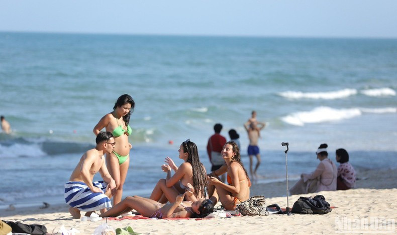 Turistas internacionales en la playa. Turistas internacionales en la playa.