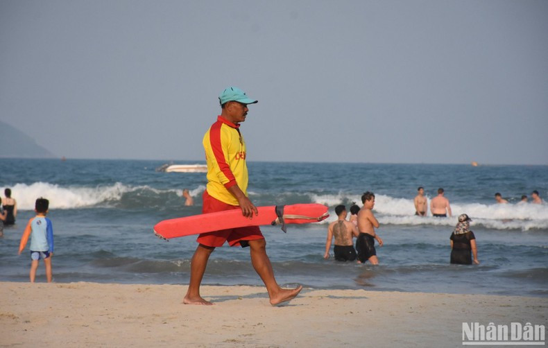 La fuerza de rescate marítimo de Da Nang está presente a lo largo de la playa. La fuerza de rescate marítimo de Da Nang está presente a lo largo de la playa.