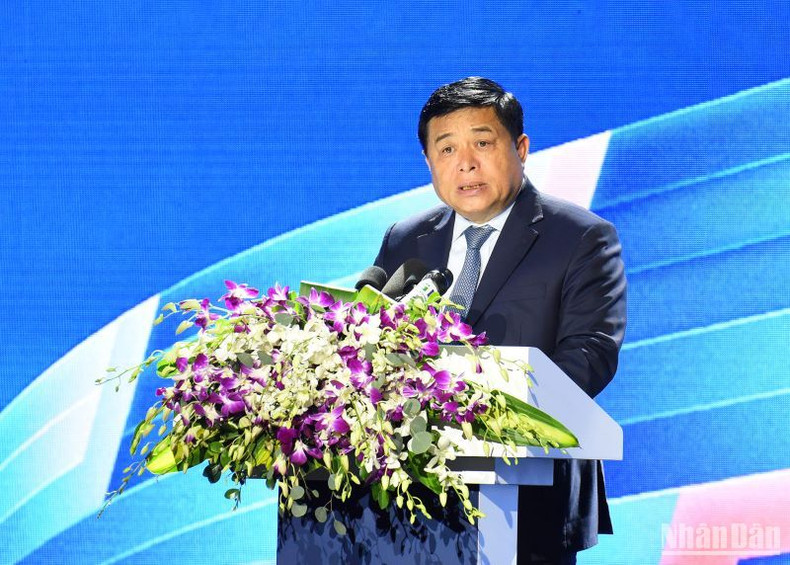 El ministro de Planificación e Inversión Nguyen Chi Dung interviene en el evento.