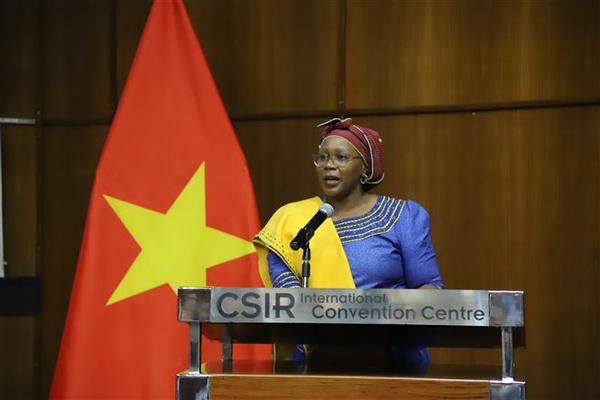 La viceministra de Comercio, Industria y Competencia de Sudáfrica, Nomalungelo Gina, en el evento. (Fotografía: VNA)