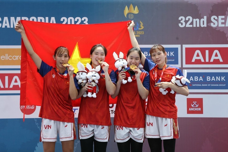El equipo femenino vietnamita de baloncesto derrotó de manera excelente a la selección de Filipinas en la ronda final, trayendo la primera medalla de oro de esta disciplina en los SEA Games 32.