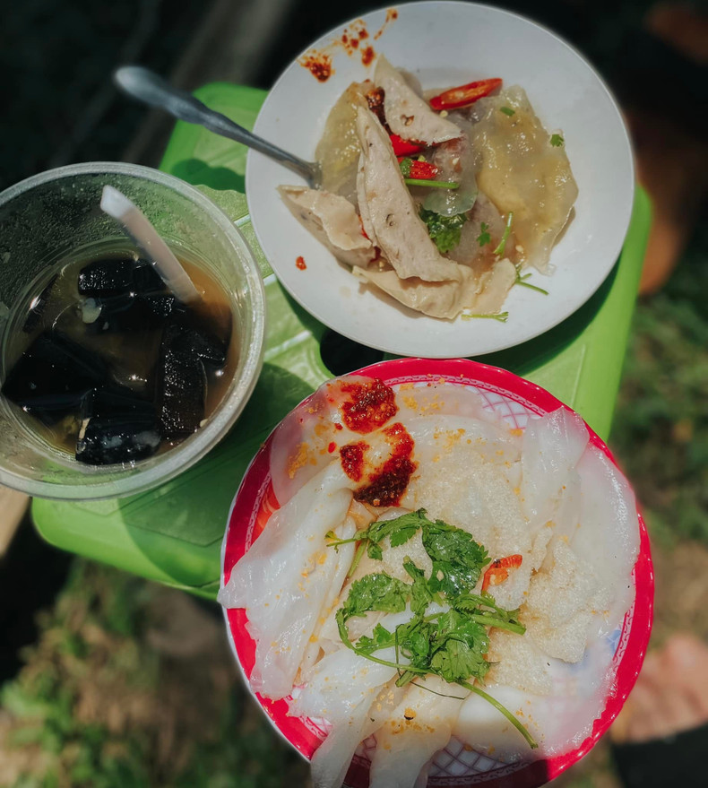 La gastronomía de Hue es famosa por la diversidad de fideos, tortas y pasteles. La gastronomía de Hue es famosa por la diversidad de fideos, tortas y pasteles.