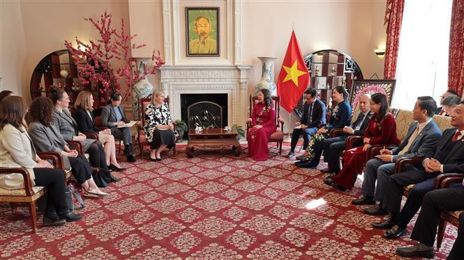 En la reunión entre la presidenta de Vietnam, Vo Thi Anh Xuan y la subsecretaria de Estado para Diplomacia Pública y Asuntos Públicos de Estados Unidos, Elizabeth M. Allen (Fotografía: VNA) En la reunión entre la presidenta de Vietnam, Vo Thi Anh Xuan y la subsecretaria de Estado para Diplomacia Pública y Asuntos Públicos de Estados Unidos, Elizabeth M. Allen (Fotografía: VNA)
