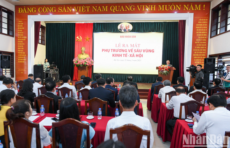 [Foto] Periódico Nhan Dan lanza subpágina sobre seis regiones socioeconómicas ảnh 4