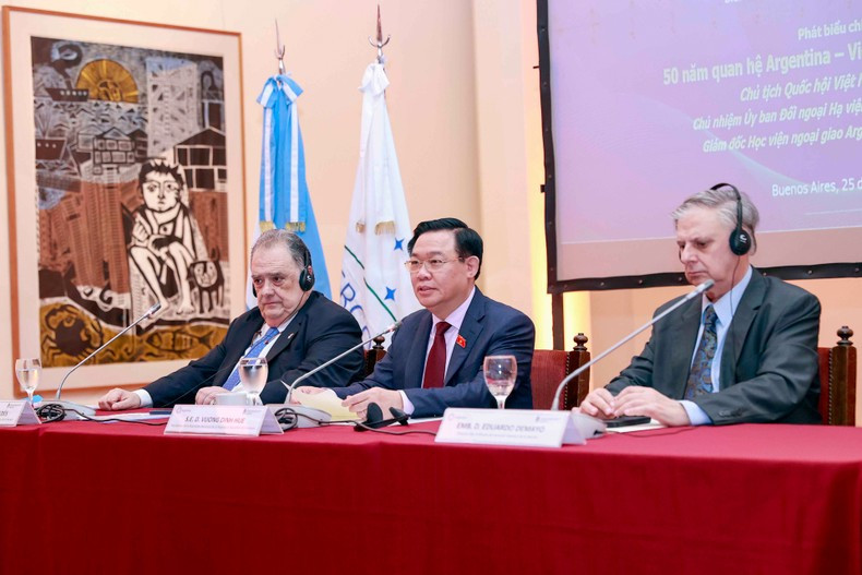 El presidente legislativo vietnamita Vuong Dinh Hue, el director del Instituto de Relaciones Exteriores Eduardo Lional Demayo y el titular de la Comisión de Relaciones Exteriores de la Cámara de Diputados Eduardo Valdés.