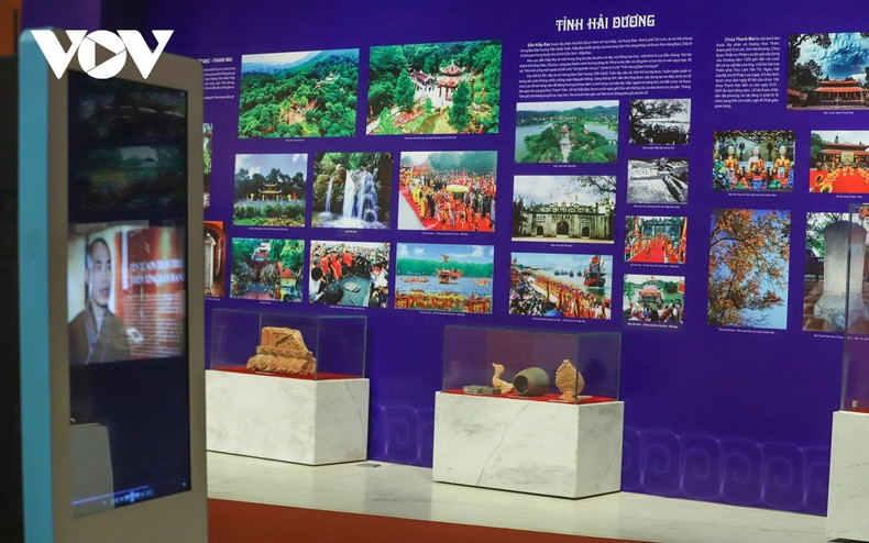 Los visitantes de la exposición obtienen una visión panorámica de los valores típicos del complejo de reliquias y paisajes de Yen Tu - Vinh Nghiem - Con Son, Kiep Bac. Los visitantes de la exposición obtienen una visión panorámica de los valores típicos del complejo de reliquias y paisajes de Yen Tu - Vinh Nghiem - Con Son, Kiep Bac.