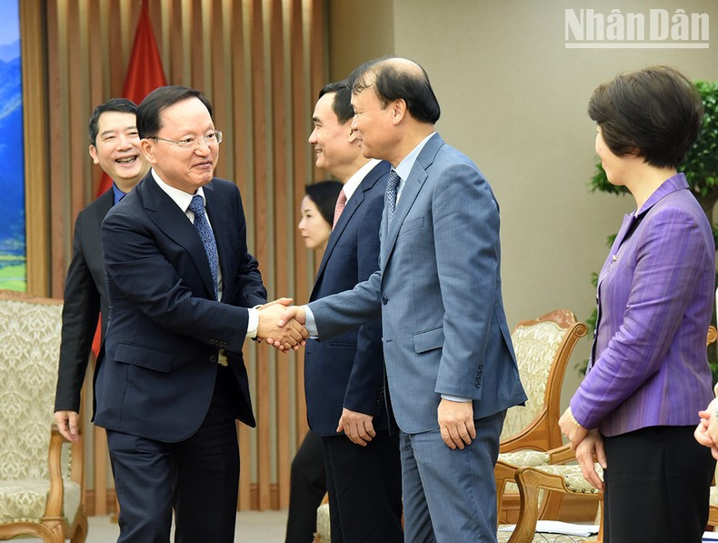Park Hark Kyu y representantes de ministerios y sectores de Vietnam.