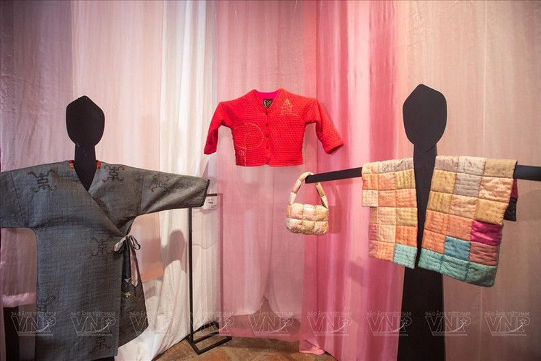 Las camisas confeccionadas en tejido de seda y organza con un diseño de estilo retro.