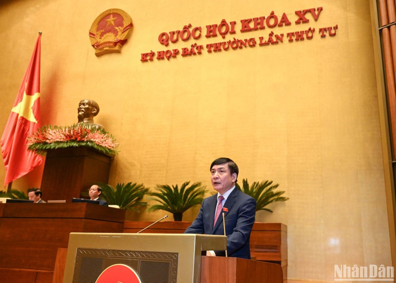 El secretario y jefe de la Oficina de la Asamblea Nacional Bui Van Cuong interviene en la sesión. El secretario y jefe de la Oficina de la Asamblea Nacional Bui Van Cuong interviene en la sesión.