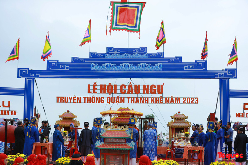 El festival de Cau Ngu es una tradición de larga data del distrito de Thanh Khe y un evento cultura particular de la comunidad pesquera de la región central. El festival de Cau Ngu es una tradición de larga data del distrito de Thanh Khe y un evento cultura particular de la comunidad pesquera de la región central.