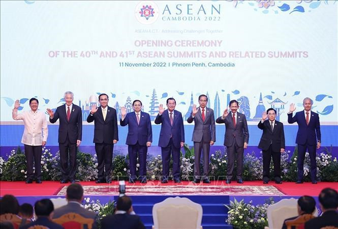 El primer ministro de Vietnam, Pham Minh Chinh, y jefes de las delegaciones de la ASEAN en a las cumbres 40 y 41 de la Asociación de Naciones del Sudeste Asiático en Phnom Penh, Camboya.. El primer ministro de Vietnam, Pham Minh Chinh, y jefes de las delegaciones de la ASEAN en a las cumbres 40 y 41 de la Asociación de Naciones del Sudeste Asiático en Phnom Penh, Camboya..