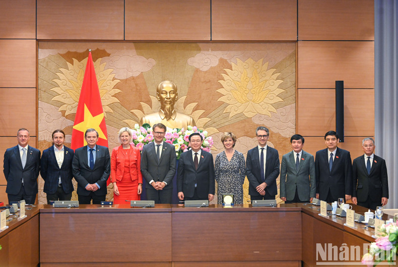 Las dos delegaciones tras el encuentro.