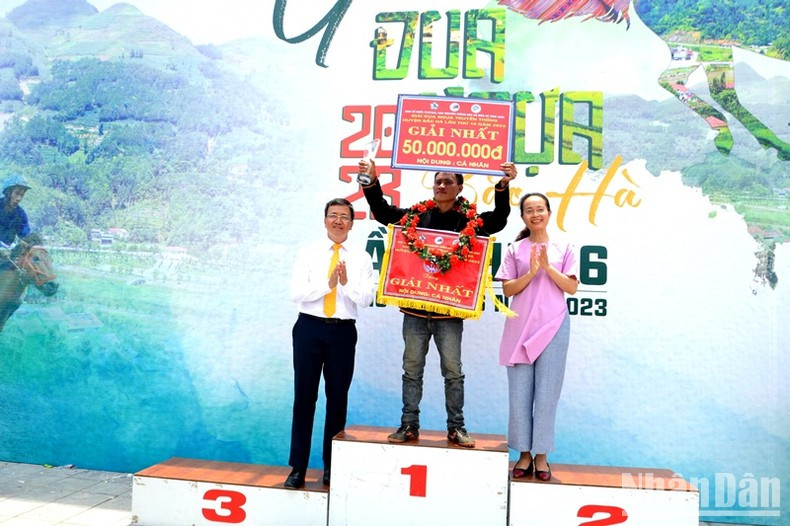El comité organizador entrega el primer premio al jinete Thao Seo Phu en la aldea de Ban Pho – Bac Ha.