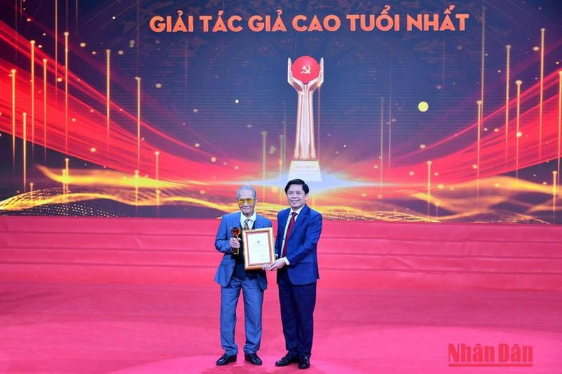 El jefe del Comisión del Partido de Bloque de Agencias Centrales, Nguyen Van The, otorga el premio El autor más antiguo para Nguyen Dinh Yen. El jefe del Comisión del Partido de Bloque de Agencias Centrales, Nguyen Van The, otorga el premio El autor más antiguo para Nguyen Dinh Yen.