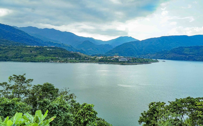La comuna de Song Da, del municipio de Muong Lay, se ubica en el lugar donde convergen los río Da y Nam Na y el arroyo Nam Lay. La comuna de Song Da, del municipio de Muong Lay, se ubica en el lugar donde convergen los río Da y Nam Na y el arroyo Nam Lay.