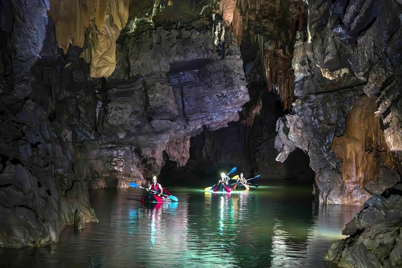 Los turistas visitan la cueva Phong Nha en el Parque Nacional de Phong Nha-Ke Bang.