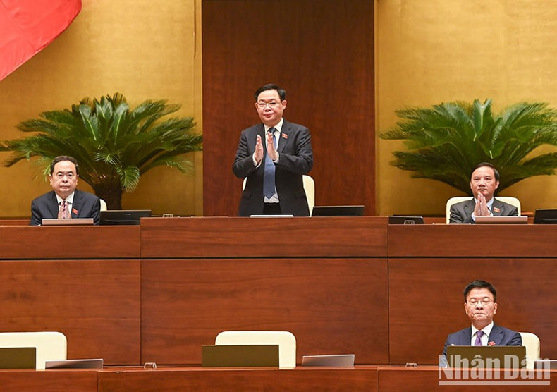El presidente de la Asamblea Nacional Vuong Dinh Hue y los vicepresidentes legislativos presiden la reunión. El presidente de la Asamblea Nacional Vuong Dinh Hue y los vicepresidentes legislativos presiden la reunión.