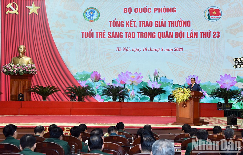 El primer ministro habla en la premiación. El primer ministro habla en la premiación.