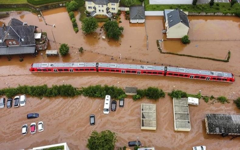 Casas y vehículos en la estación de Kordel, Alemania, "hundidos" en agua de inundación, julio de 2021. (Fotografía: AP)