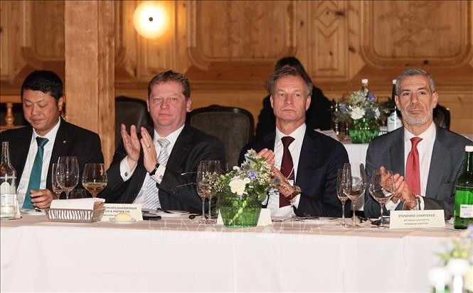 Representantes de las empresas inversionistas. Representantes de las empresas inversionistas.