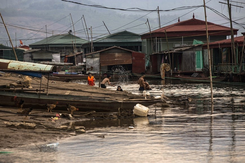 Niños del pueblo pesquero se bañan alegremente en el río en los días de verano. Niños del pueblo pesquero se bañan alegremente en el río en los días de verano.