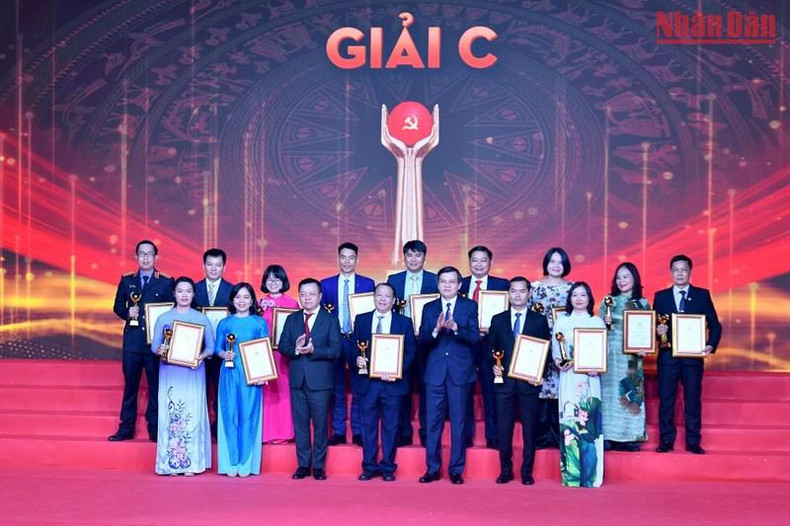 El miembro del Comité Central de Partido, jefe redactor de Nhan Dan, subjefe de la Comisión del Partido de Comunicación y Educación y presidente de la Asociación de Periodista de Vietnam, Le Quoc Minh, y el miembro del Comité Central del Partido y redactor jefe de la Revista Comunista, Doan Minh Huan, otorgan el premio C a los autores. El miembro del Comité Central de Partido, jefe redactor de Nhan Dan, subjefe de la Comisión del Partido de Comunicación y Educación y presidente de la Asociación de Periodista de Vietnam, Le Quoc Minh, y el miembro del Comité Central del Partido y redactor jefe de la Revista Comunista, Doan Minh Huan, otorgan el premio C a los autores.