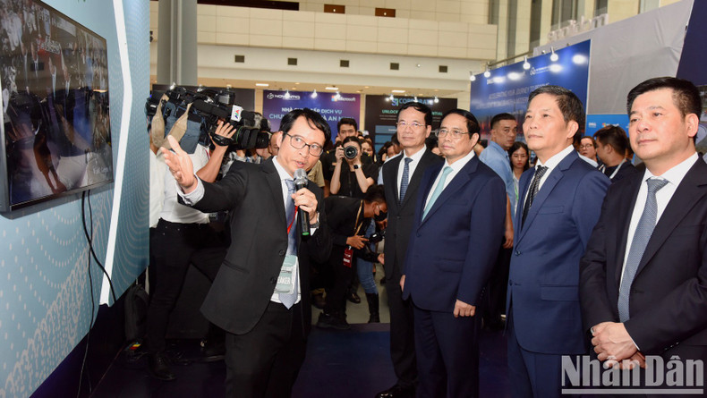 Pham Minh Chinh y los delegados en la Exposición.