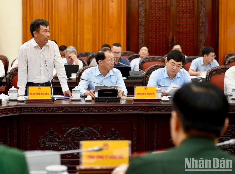 El presidente del consejo administrativo del grupo EVN, Nguyen Tuan Tung, habla en la reunión. El presidente del consejo administrativo del grupo EVN, Nguyen Tuan Tung, habla en la reunión.