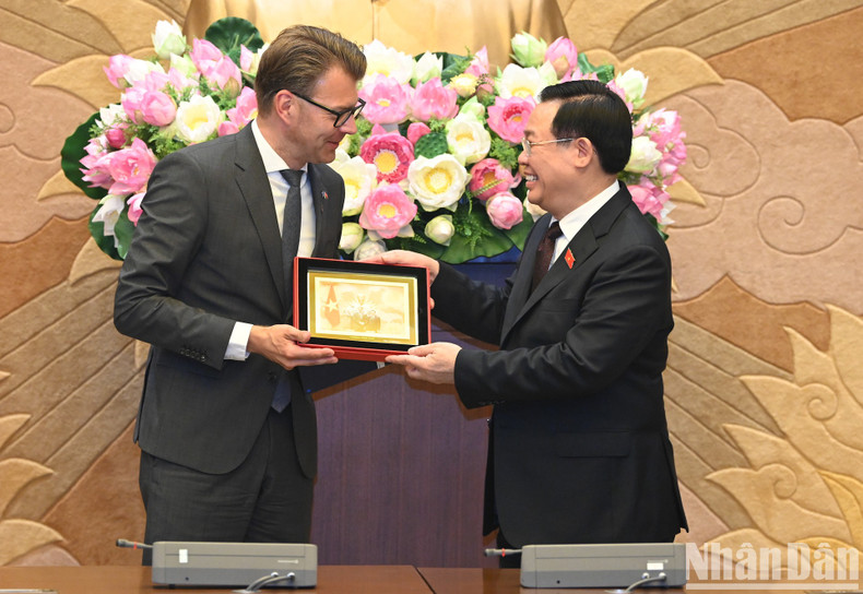 Vuong Dinh Hue entrega regalo conmemorativo a Daniel Caspary.