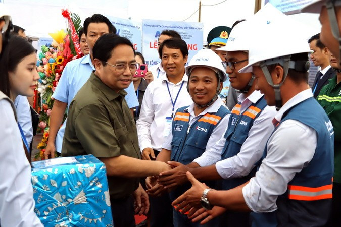 Pham Minh Chinh saluda a los constructores. Pham Minh Chinh saluda a los constructores.