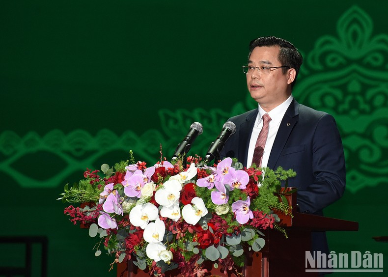 El director general de Vietconbank informa sobre el desarrollo del banco a lo largo de 60 años.