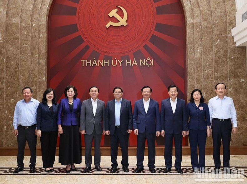 El primer ministro Pham Minh Chinh y los delegados. El primer ministro Pham Minh Chinh y los delegados.