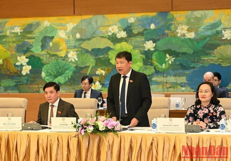 El jefe de la Comisión de Relaciones Exteriores de la AN, Vu Hai Ha, informó sobre los resultados de la conferencia consultativa de las tres Comisiones.