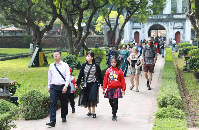 Las entradas a los monumentos históricos de Hanoi cuestan actualmente 70 mil VND para los turistas nacionales y extranjeros, y 35 mil VND para las personas mayores de 60 años y los estudiantes mayores de 16 años con DNI. Los menores de 16 años pueden entrar gratis. Las entradas a los monumentos históricos de Hanoi cuestan actualmente 70 mil VND para los turistas nacionales y extranjeros, y 35 mil VND para las personas mayores de 60 años y los estudiantes mayores de 16 años con DNI. Los menores de 16 años pueden entrar gratis.
