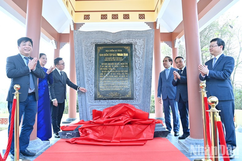 El Monumento de Estela del periódico Nhan Dan. El Monumento de Estela del periódico Nhan Dan.